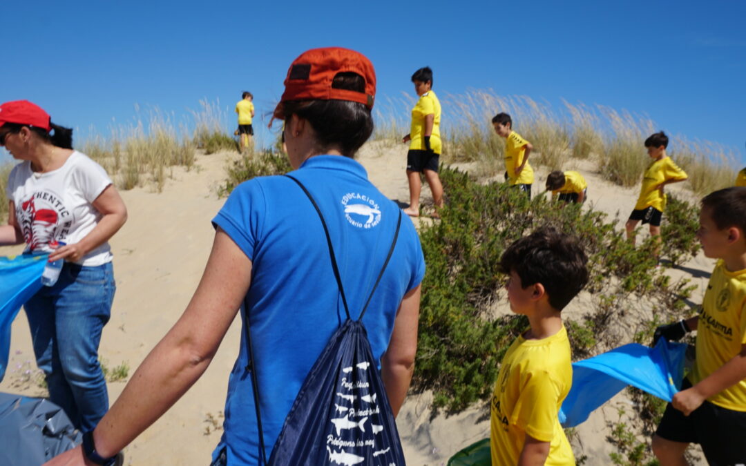 The Seville Aquarium Organizes a Beach Cleanup to Celebrate Earth Day