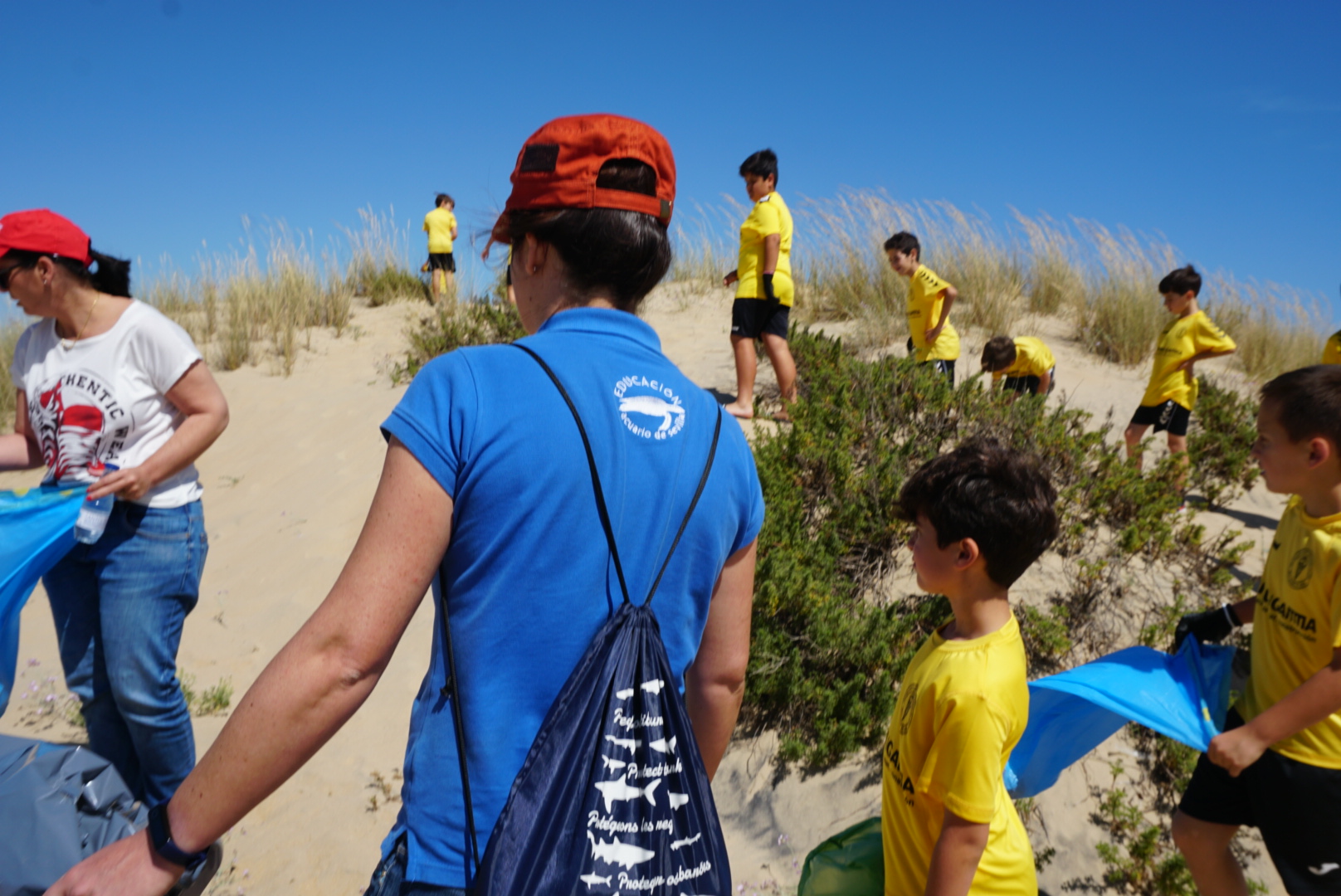 The Seville Aquarium Organizes a Beach Cleanup to Celebrate Earth Day