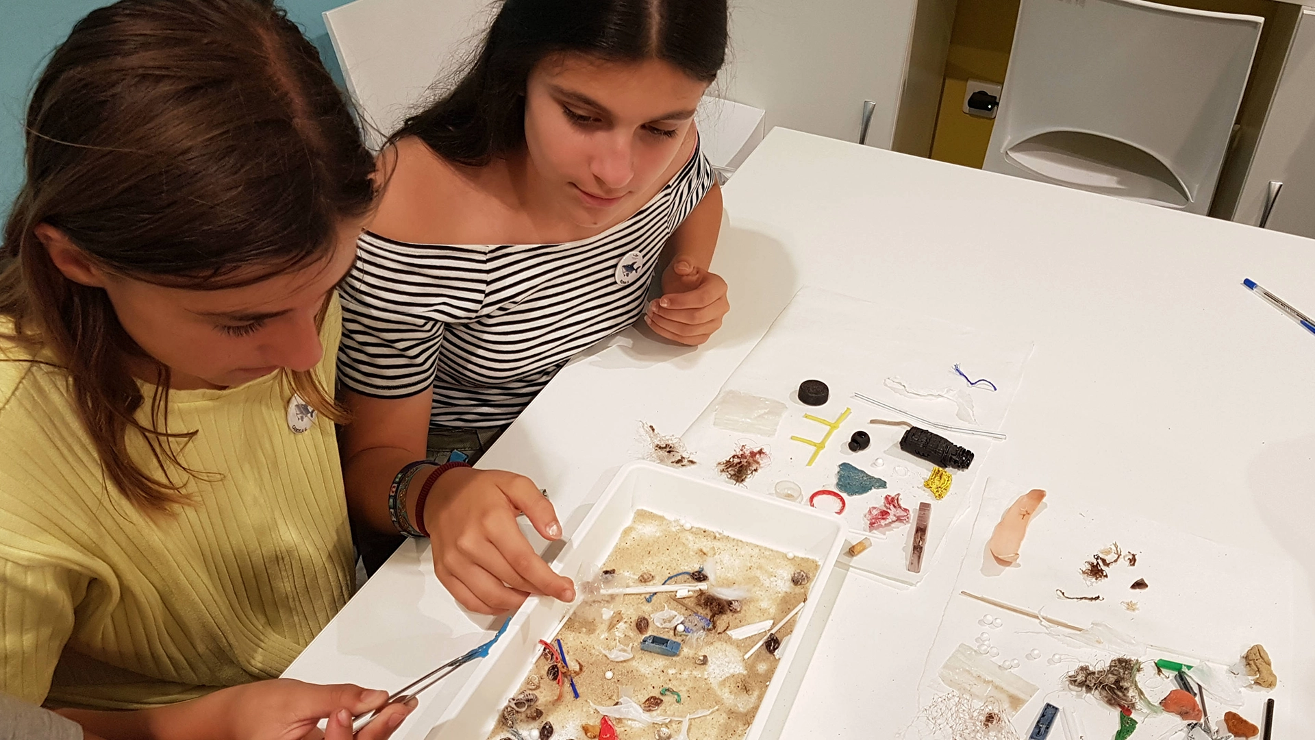 Ocean without Plastics Project Girls in an educational activity at the aquarium