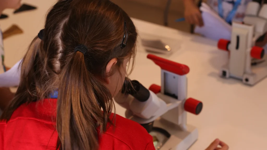 Niña en una actividad educativa en el acuario